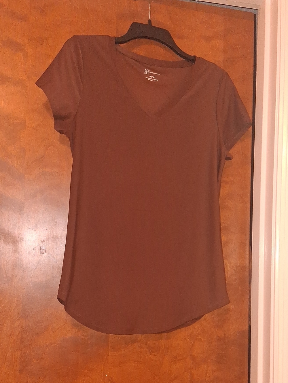 No Boundaries Women's Brown V-Neck Short Sleeve Tee